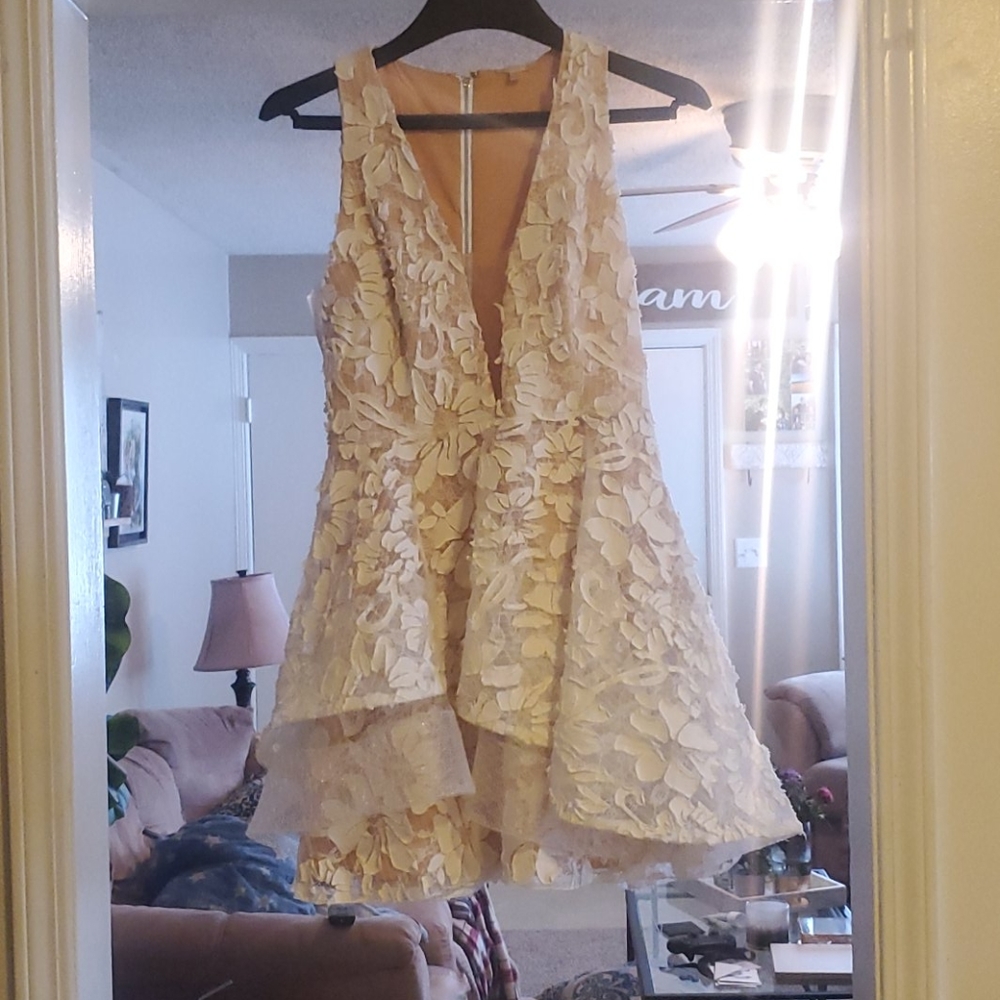 White lace dres